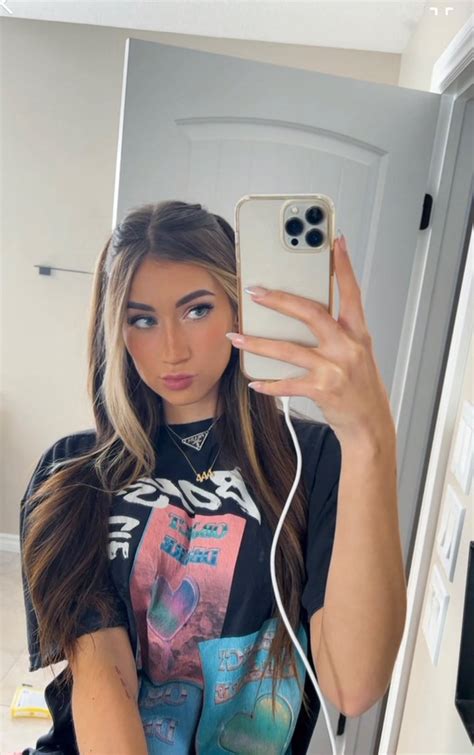 Watch Noturhoneybb's Nude Videos for Free. .
